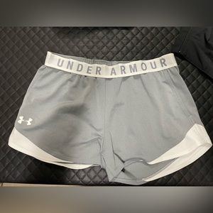 Womens Under Armour HEAT GEAR shorts. Size M